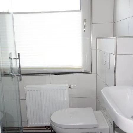 4 Personen Mit Zwei Duschen Und Toiletten In Zweiter Reihe Zum Deich In