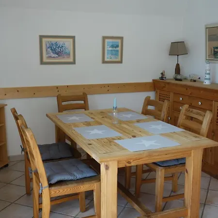度假居 4 Personen Mit Zwei Duschen Und Toiletten In Zweiter Reihe Zum Deich In *
