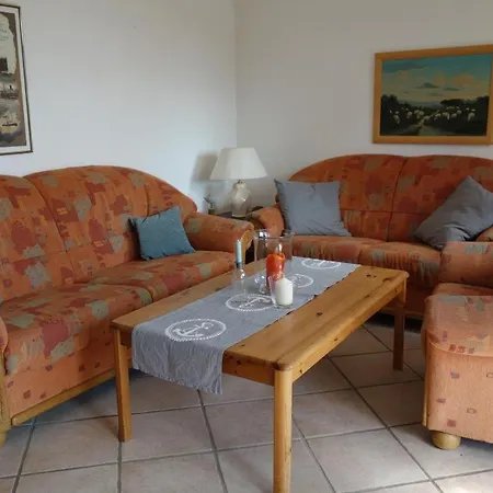 4 Personen Mit Zwei Duschen Und Toiletten In Zweiter Reihe Zum Deich In *